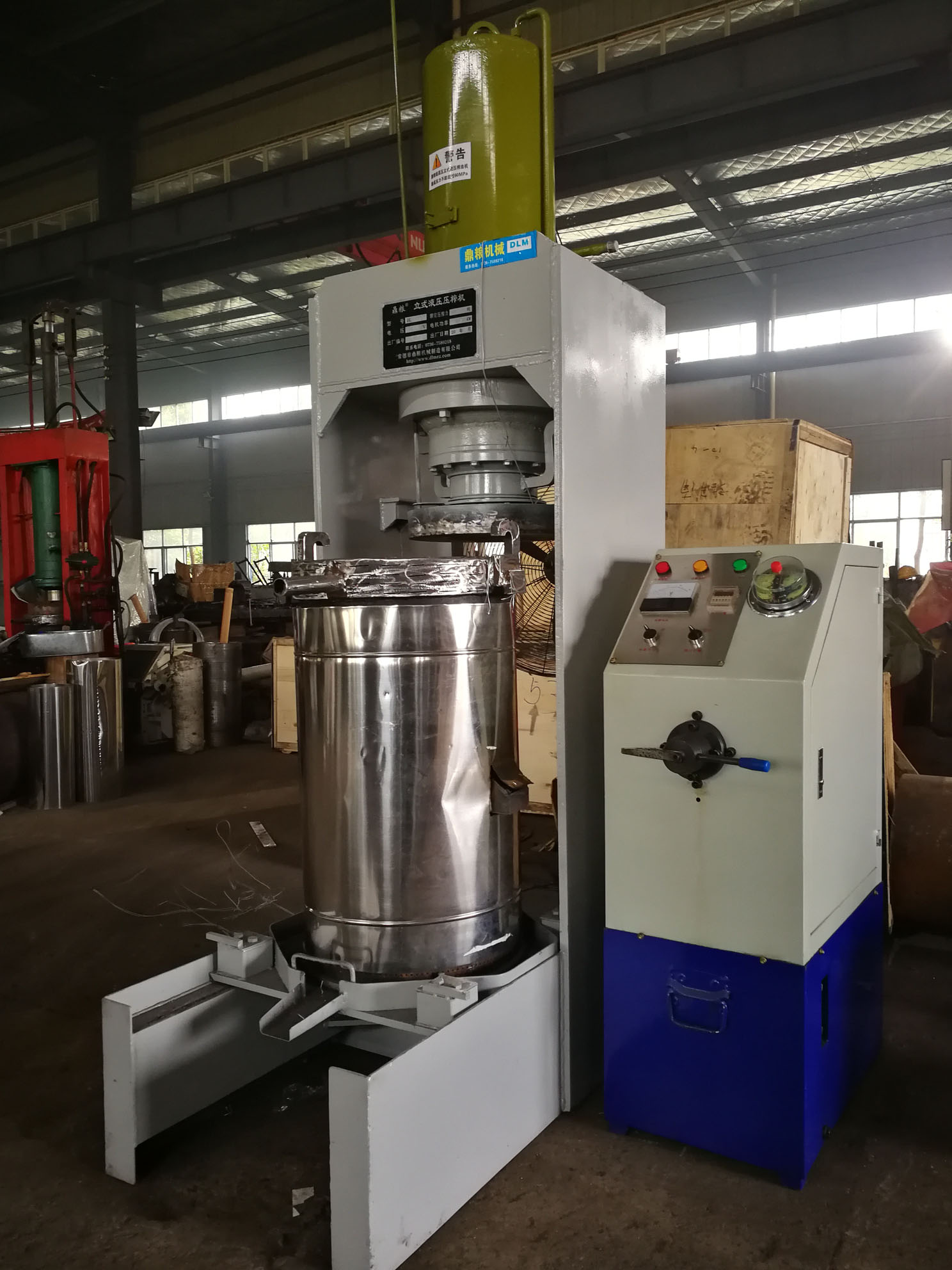 不銹鋼超高壓立式液壓壓榨機(jī)，果汁壓榨機(jī)，果渣壓榨機(jī)，藥材壓榨，油渣處理，白土壓榨